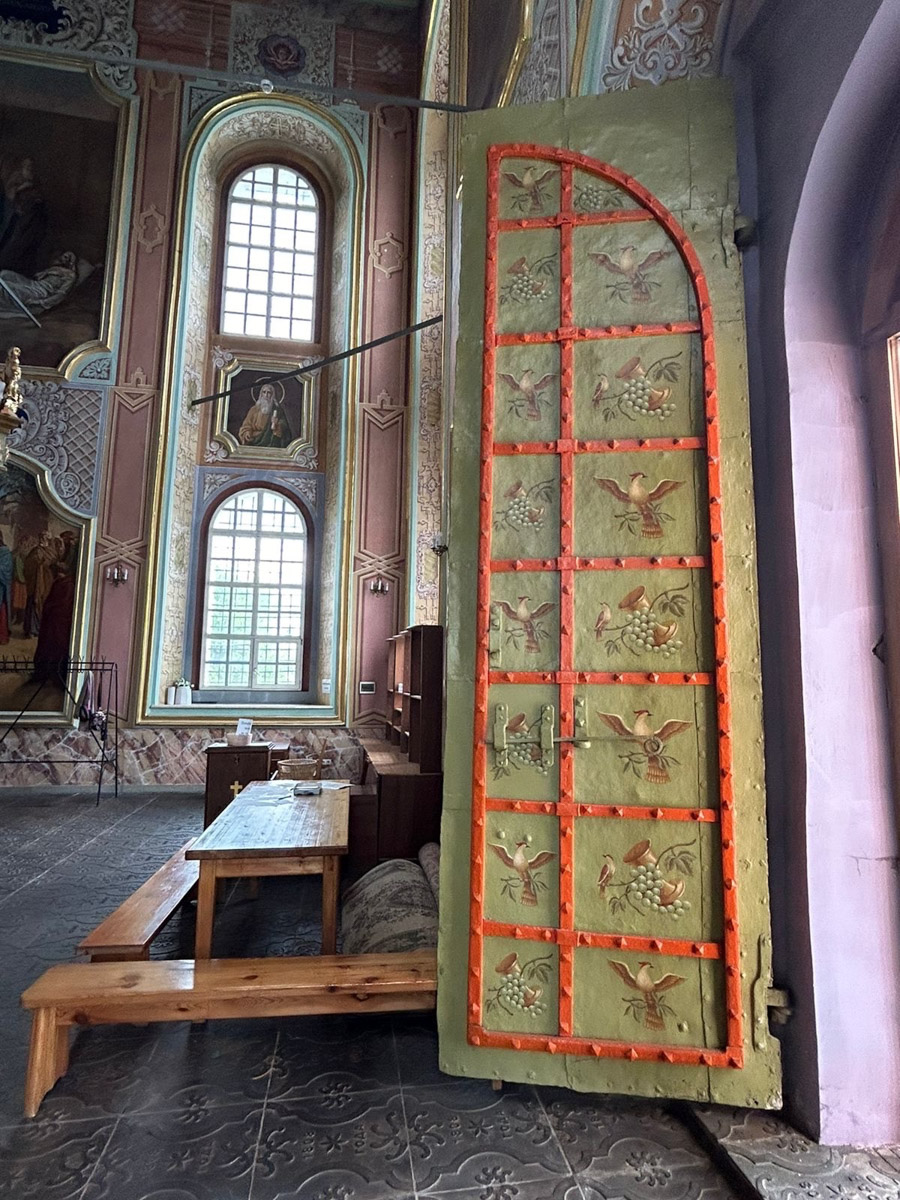 Как в одном летнем путешествии совместить экскурсионный отдых, фотосессию в живописном месте и водный туризм? Нужно приехать в поселок Фролищи, расположенный на берегу реки Лух в окружении карстовых озер на стыке Владимирской, Нижегородской и Ивановской областей. Там находится старинный Свято-Успенский мужской монастырь, или Флорищева пустынь, небесно-голубые купола которого видны еще с дороги. Кстати, именно там снимали эпизод фильма «Битва за Москву» и при этом чуть не разрушили древнюю обитель.