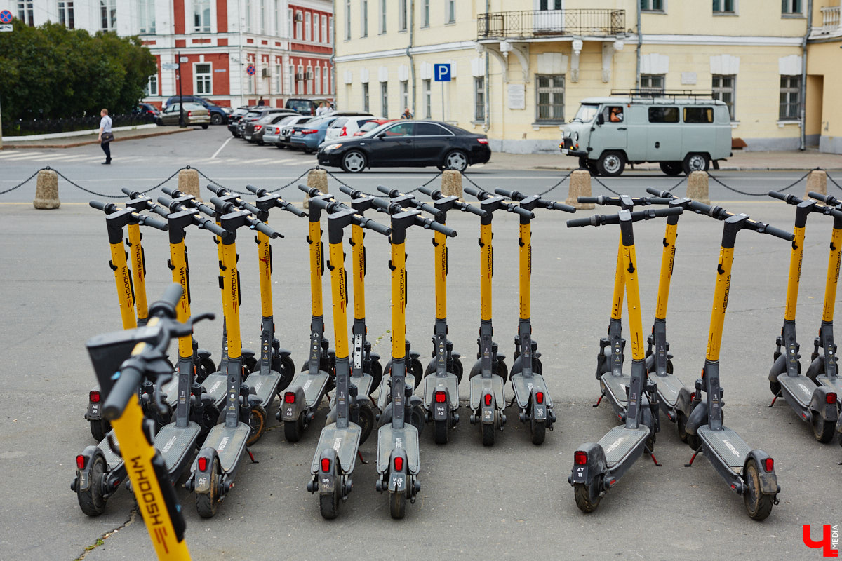 Берегись… нет, не автомобиля, а многочисленных электросамокатов, заполонивших улицы областного центра. Так звучала бы известная фраза в наши дни. И во Владимире наконец ввели ограничения на использование арендуемого мобильного транспорта. Обсудили их с горожанами и представителями кикшеринговых компаний, а заодно и сами прокатились с ветерком в районе Соборной площади, где пока еще работает неофициальная парковка.