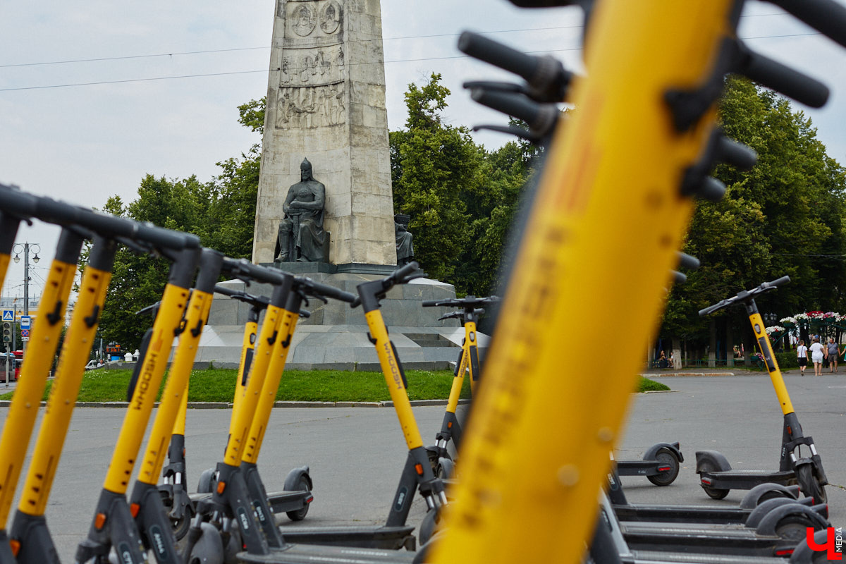 Берегись… нет, не автомобиля, а многочисленных электросамокатов, заполонивших улицы областного центра. Так звучала бы известная фраза в наши дни. И во Владимире наконец ввели ограничения на использование арендуемого мобильного транспорта. Обсудили их с горожанами и представителями кикшеринговых компаний, а заодно и сами прокатились с ветерком в районе Соборной площади, где пока еще работает неофициальная парковка.
