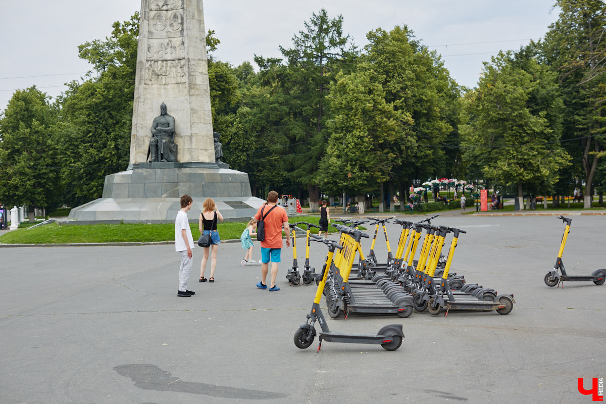 Берегись… нет, не автомобиля, а многочисленных электросамокатов, заполонивших улицы областного центра. Так звучала бы известная фраза в наши дни. И во Владимире наконец ввели ограничения на использование арендуемого мобильного транспорта. Обсудили их с горожанами и представителями кикшеринговых компаний, а заодно и сами прокатились с ветерком в районе Соборной площади, где пока еще работает неофициальная парковка.