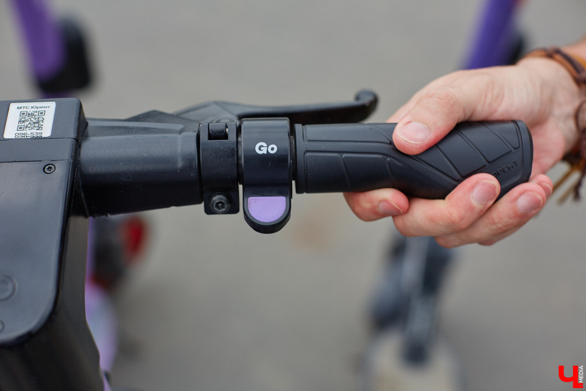 Берегись… нет, не автомобиля, а многочисленных электросамокатов, заполонивших улицы областного центра. Так звучала бы известная фраза в наши дни. И во Владимире наконец ввели ограничения на использование арендуемого мобильного транспорта. Обсудили их с горожанами и представителями кикшеринговых компаний, а заодно и сами прокатились с ветерком в районе Соборной площади, где пока еще работает неофициальная парковка.