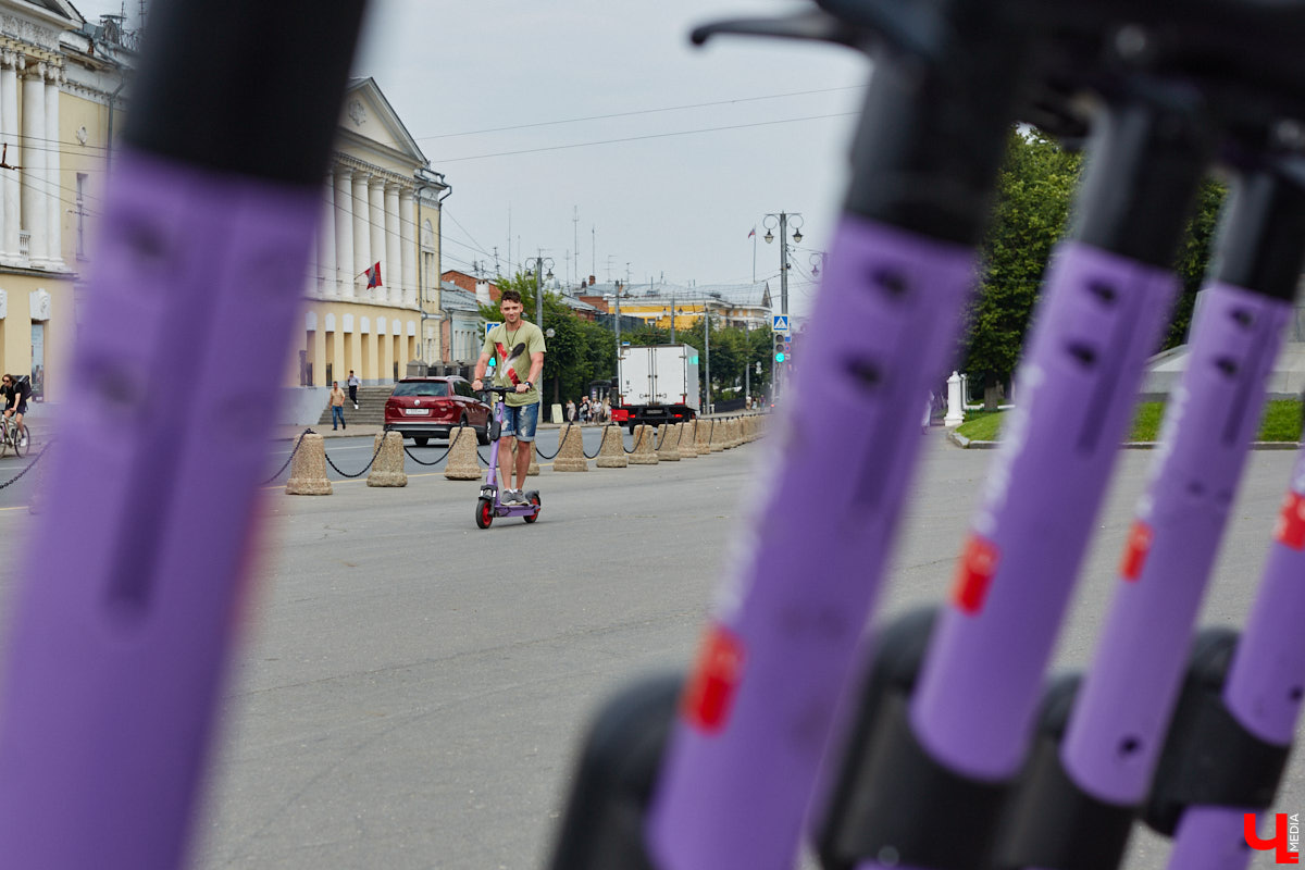 Берегись… нет, не автомобиля, а многочисленных электросамокатов, заполонивших улицы областного центра. Так звучала бы известная фраза в наши дни. И во Владимире наконец ввели ограничения на использование арендуемого мобильного транспорта. Обсудили их с горожанами и представителями кикшеринговых компаний, а заодно и сами прокатились с ветерком в районе Соборной площади, где пока еще работает неофициальная парковка.