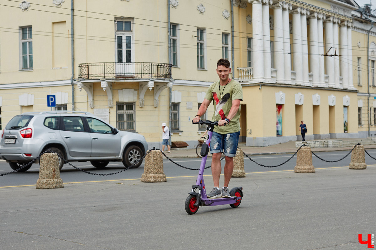 Берегись… нет, не автомобиля, а многочисленных электросамокатов, заполонивших улицы областного центра. Так звучала бы известная фраза в наши дни. И во Владимире наконец ввели ограничения на использование арендуемого мобильного транспорта. Обсудили их с горожанами и представителями кикшеринговых компаний, а заодно и сами прокатились с ветерком в районе Соборной площади, где пока еще работает неофициальная парковка.