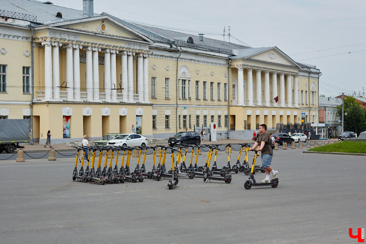 Берегись… нет, не автомобиля, а многочисленных электросамокатов, заполонивших улицы областного центра. Так звучала бы известная фраза в наши дни. И во Владимире наконец ввели ограничения на использование арендуемого мобильного транспорта. Обсудили их с горожанами и представителями кикшеринговых компаний, а заодно и сами прокатились с ветерком в районе Соборной площади, где пока еще работает неофициальная парковка.