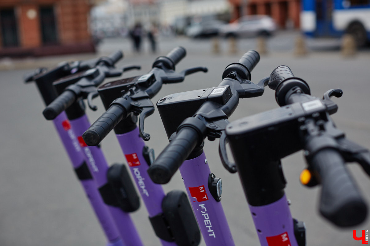 Берегись… нет, не автомобиля, а многочисленных электросамокатов, заполонивших улицы областного центра. Так звучала бы известная фраза в наши дни. И во Владимире наконец ввели ограничения на использование арендуемого мобильного транспорта. Обсудили их с горожанами и представителями кикшеринговых компаний, а заодно и сами прокатились с ветерком в районе Соборной площади, где пока еще работает неофициальная парковка.