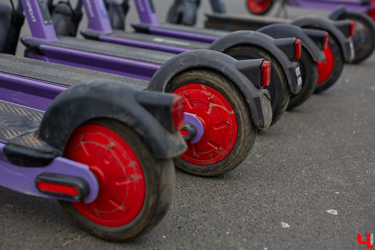 Берегись… нет, не автомобиля, а многочисленных электросамокатов, заполонивших улицы областного центра. Так звучала бы известная фраза в наши дни. И во Владимире наконец ввели ограничения на использование арендуемого мобильного транспорта. Обсудили их с горожанами и представителями кикшеринговых компаний, а заодно и сами прокатились с ветерком в районе Соборной площади, где пока еще работает неофициальная парковка.