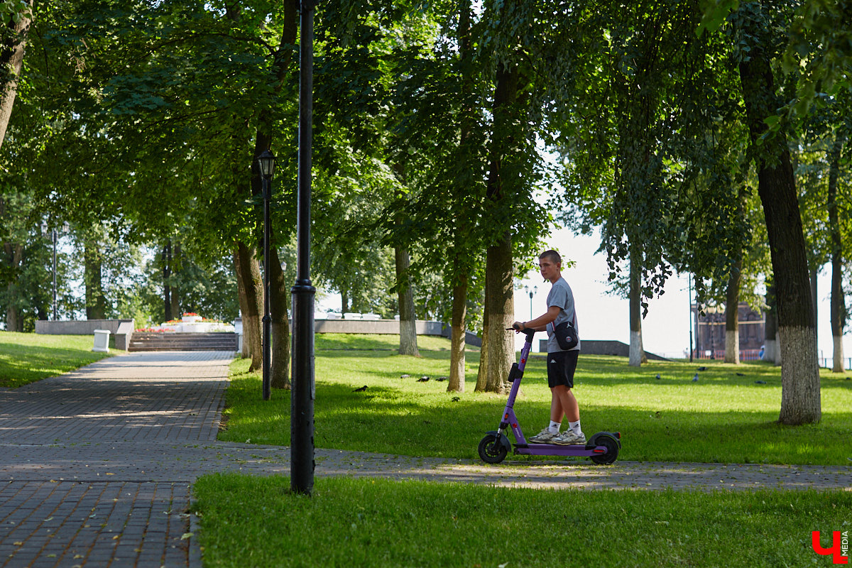 Берегись… нет, не автомобиля, а многочисленных электросамокатов, заполонивших улицы областного центра. Так звучала бы известная фраза в наши дни. И во Владимире наконец ввели ограничения на использование арендуемого мобильного транспорта. Обсудили их с горожанами и представителями кикшеринговых компаний, а заодно и сами прокатились с ветерком в районе Соборной площади, где пока еще работает неофициальная парковка.