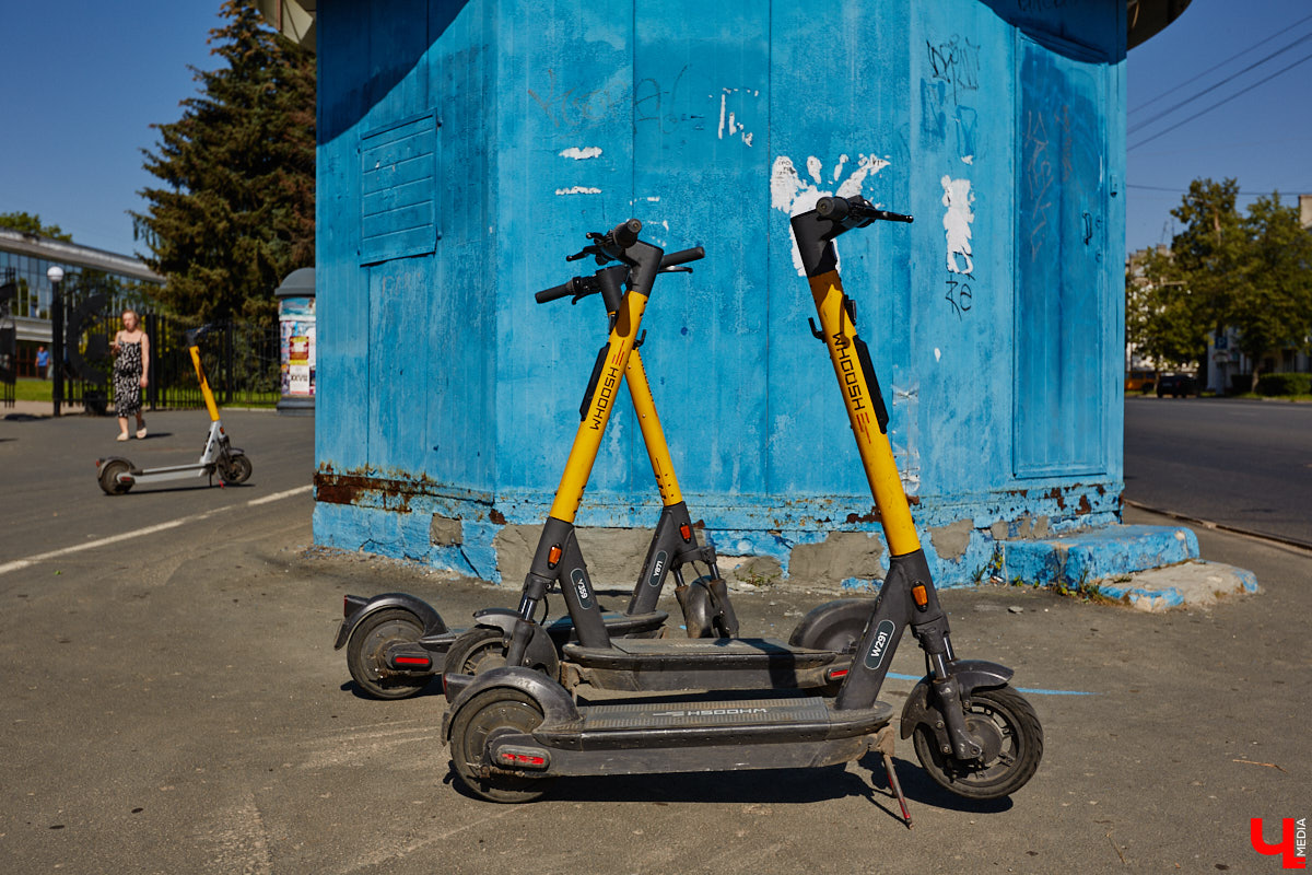 Берегись… нет, не автомобиля, а многочисленных электросамокатов, заполонивших улицы областного центра. Так звучала бы известная фраза в наши дни. И во Владимире наконец ввели ограничения на использование арендуемого мобильного транспорта. Обсудили их с горожанами и представителями кикшеринговых компаний, а заодно и сами прокатились с ветерком в районе Соборной площади, где пока еще работает неофициальная парковка.