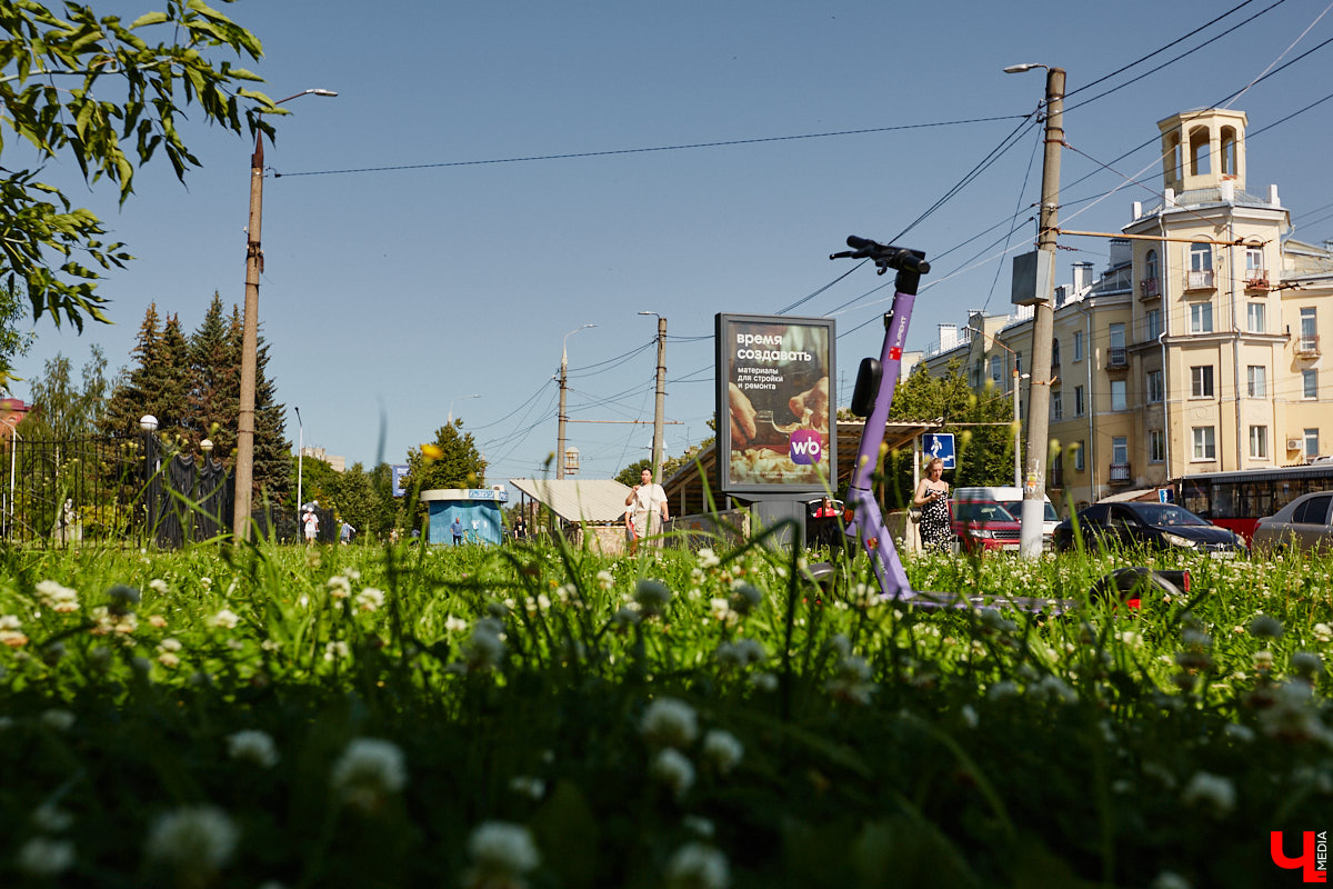 Берегись… нет, не автомобиля, а многочисленных электросамокатов, заполонивших улицы областного центра. Так звучала бы известная фраза в наши дни. И во Владимире наконец ввели ограничения на использование арендуемого мобильного транспорта. Обсудили их с горожанами и представителями кикшеринговых компаний, а заодно и сами прокатились с ветерком в районе Соборной площади, где пока еще работает неофициальная парковка.