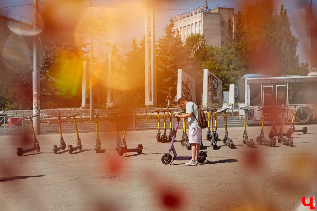 Берегись… нет, не автомобиля, а многочисленных электросамокатов, заполонивших улицы областного центра. Так звучала бы известная фраза в наши дни. И во Владимире наконец ввели ограничения на использование арендуемого мобильного транспорта. Обсудили их с горожанами и представителями кикшеринговых компаний, а заодно и сами прокатились с ветерком в районе Соборной площади, где пока еще работает неофициальная парковка.