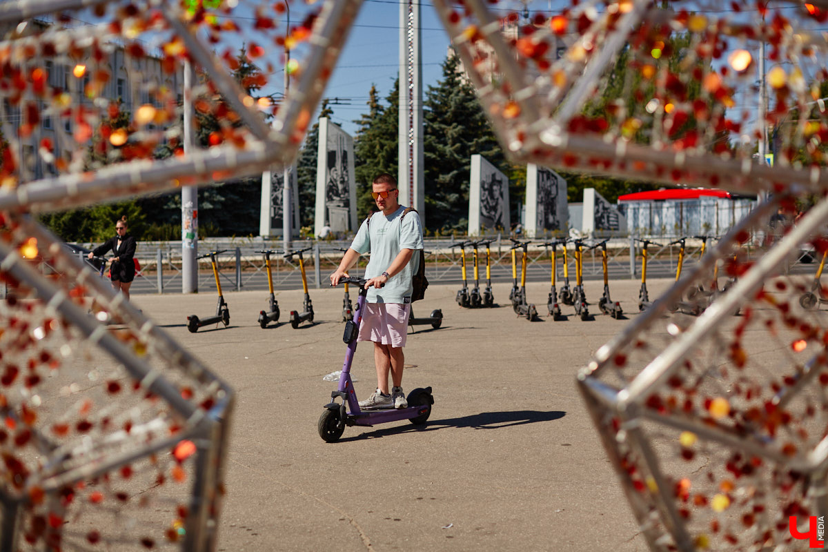 Берегись… нет, не автомобиля, а многочисленных электросамокатов, заполонивших улицы областного центра. Так звучала бы известная фраза в наши дни. И во Владимире наконец ввели ограничения на использование арендуемого мобильного транспорта. Обсудили их с горожанами и представителями кикшеринговых компаний, а заодно и сами прокатились с ветерком в районе Соборной площади, где пока еще работает неофициальная парковка.