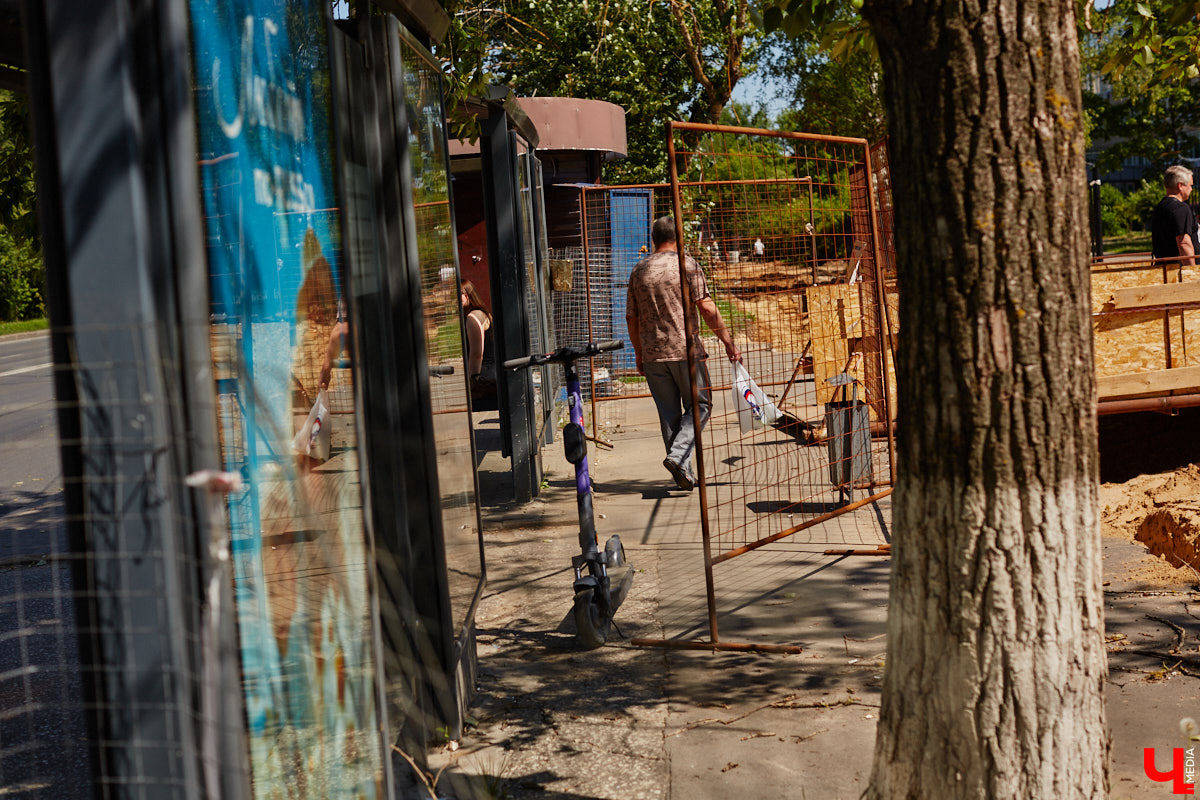 Берегись… нет, не автомобиля, а многочисленных электросамокатов, заполонивших улицы областного центра. Так звучала бы известная фраза в наши дни. И во Владимире наконец ввели ограничения на использование арендуемого мобильного транспорта. Обсудили их с горожанами и представителями кикшеринговых компаний, а заодно и сами прокатились с ветерком в районе Соборной площади, где пока еще работает неофициальная парковка.