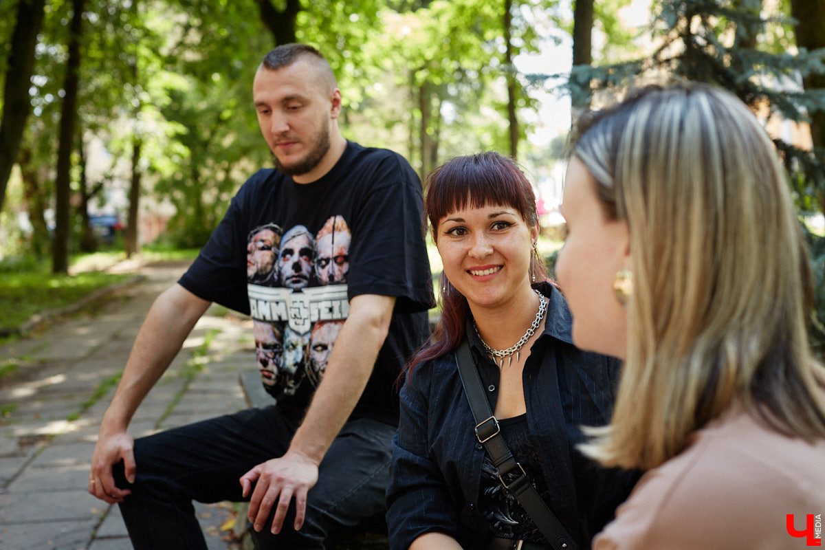 Известная поговорка гласит: «Друг познается в беде». А вы знали, что можно на время «арендовать» товарища и выложить ему все, что на сердце? Именно по такому принципу работают так называемые собеседники на час. Это люди, готовые выслушать и обсудить чужие проблемы. «Ключ-Медиа» наткнулся на одно из таких объявлений на популярном сайте. Анастасия Ильина занимается разговорной «терапией» уже 8 лет и хорошо знает, как поддержать одинокие души с помощью приятной беседы.