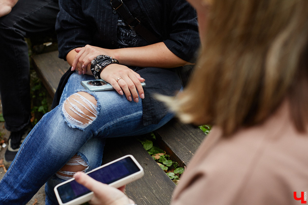 Известная поговорка гласит: «Друг познается в беде». А вы знали, что можно на время «арендовать» товарища и выложить ему все, что на сердце? Именно по такому принципу работают так называемые собеседники на час. Это люди, готовые выслушать и обсудить чужие проблемы. «Ключ-Медиа» наткнулся на одно из таких объявлений на популярном сайте. Анастасия Ильина занимается разговорной «терапией» уже 8 лет и хорошо знает, как поддержать одинокие души с помощью приятной беседы.