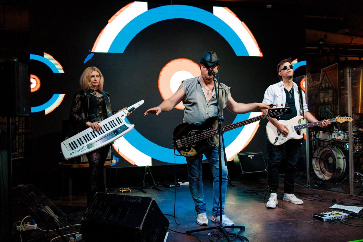 Лето в регионе по-прежнему наполнено музыкой, причем самых разных жанров. Каждый сможет найти что-то по душе. В Суздале на этой неделе выступят четыре пианиста с современной программой под открытым небом у реки. А во Владимире группа «ОднАкО» отметит свой день рождения, а на летней веранде местного бара соберутся сразу несколько поп-панк-коллективов.