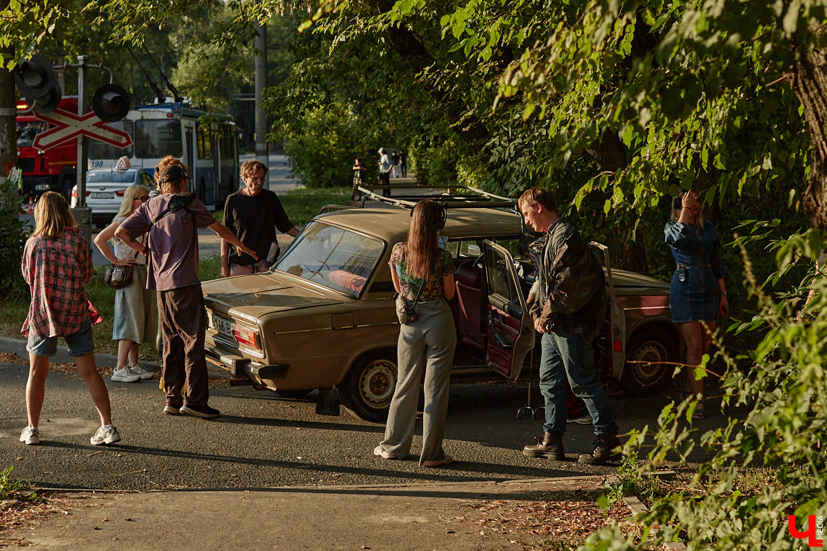 Они вернулись! Во Владимире началась работа над вторым сезоном нашумевшего сериала «Дети перемен». В конце года знакомые урбанистические пейзажи с царящей на них атмосферой 90-х вновь покажут на экранах ТВ. Ну а пока смотрите наш фоторепортаж со съемок на улицах города.