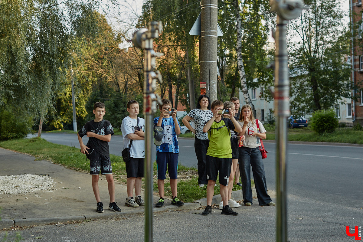 Они вернулись! Во Владимире началась работа над вторым сезоном нашумевшего сериала «Дети перемен». В конце года знакомые урбанистические пейзажи с царящей на них атмосферой 90-х вновь покажут на экранах ТВ. Ну а пока смотрите наш фоторепортаж со съемок на улицах города.