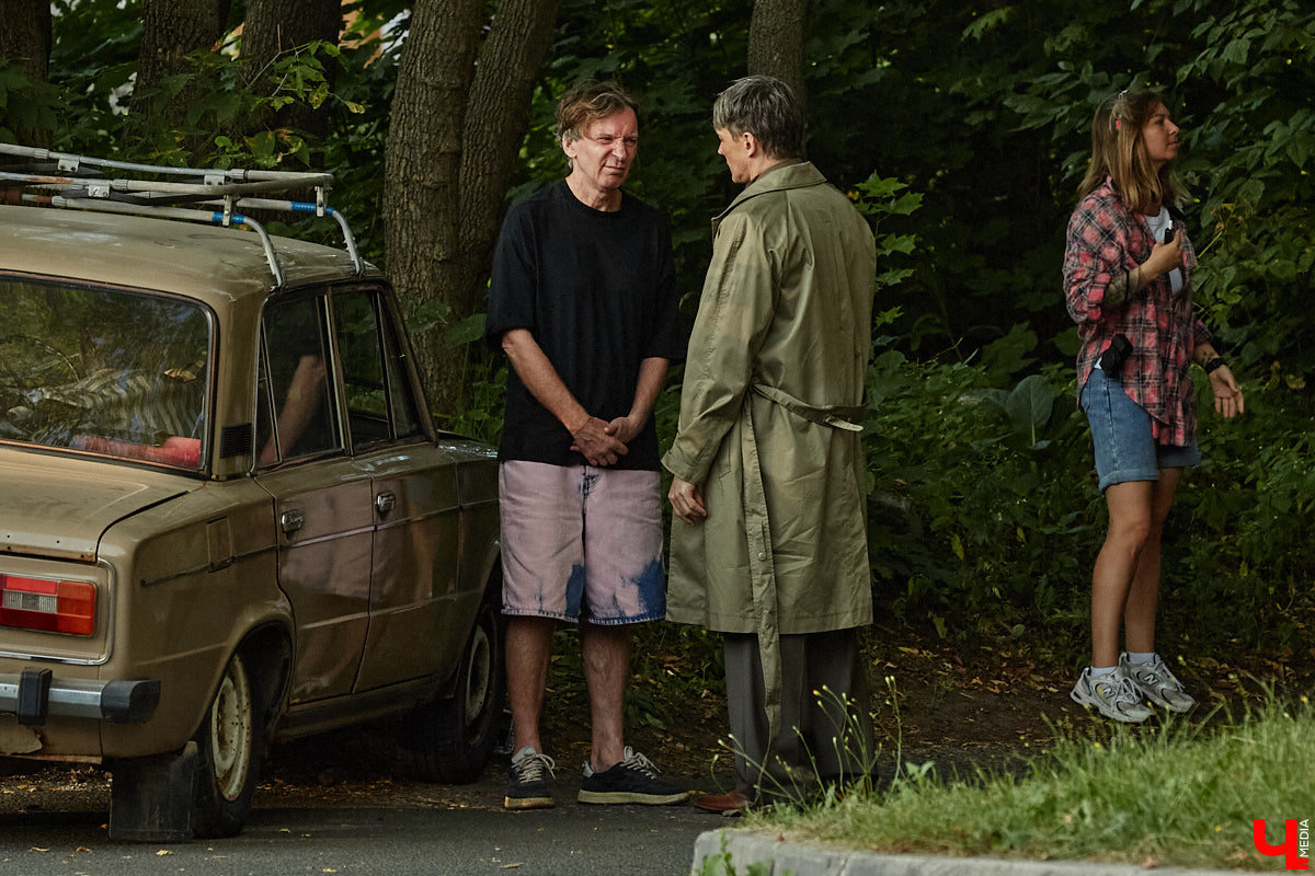 Они вернулись! Во Владимире началась работа над вторым сезоном нашумевшего сериала «Дети перемен». В конце года знакомые урбанистические пейзажи с царящей на них атмосферой 90-х вновь покажут на экранах ТВ. Ну а пока смотрите наш фоторепортаж со съемок на улицах города.