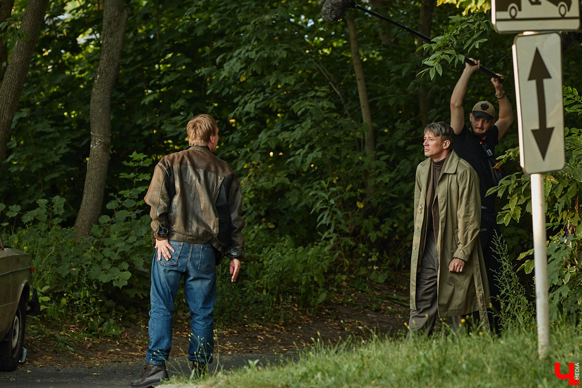 Они вернулись! Во Владимире началась работа над вторым сезоном нашумевшего сериала «Дети перемен». В конце года знакомые урбанистические пейзажи с царящей на них атмосферой 90-х вновь покажут на экранах ТВ. Ну а пока смотрите наш фоторепортаж со съемок на улицах города.