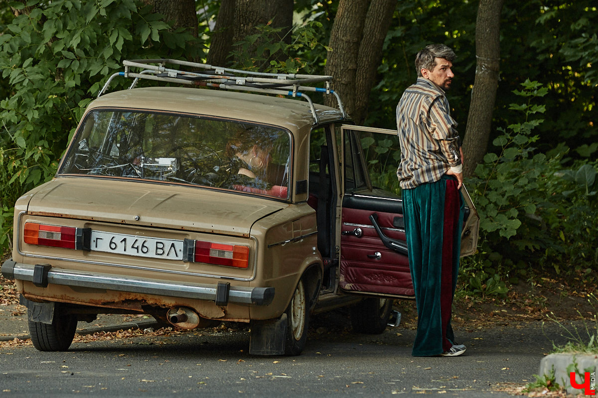 Они вернулись! Во Владимире началась работа над вторым сезоном нашумевшего сериала «Дети перемен». В конце года знакомые урбанистические пейзажи с царящей на них атмосферой 90-х вновь покажут на экранах ТВ. Ну а пока смотрите наш фоторепортаж со съемок на улицах города.