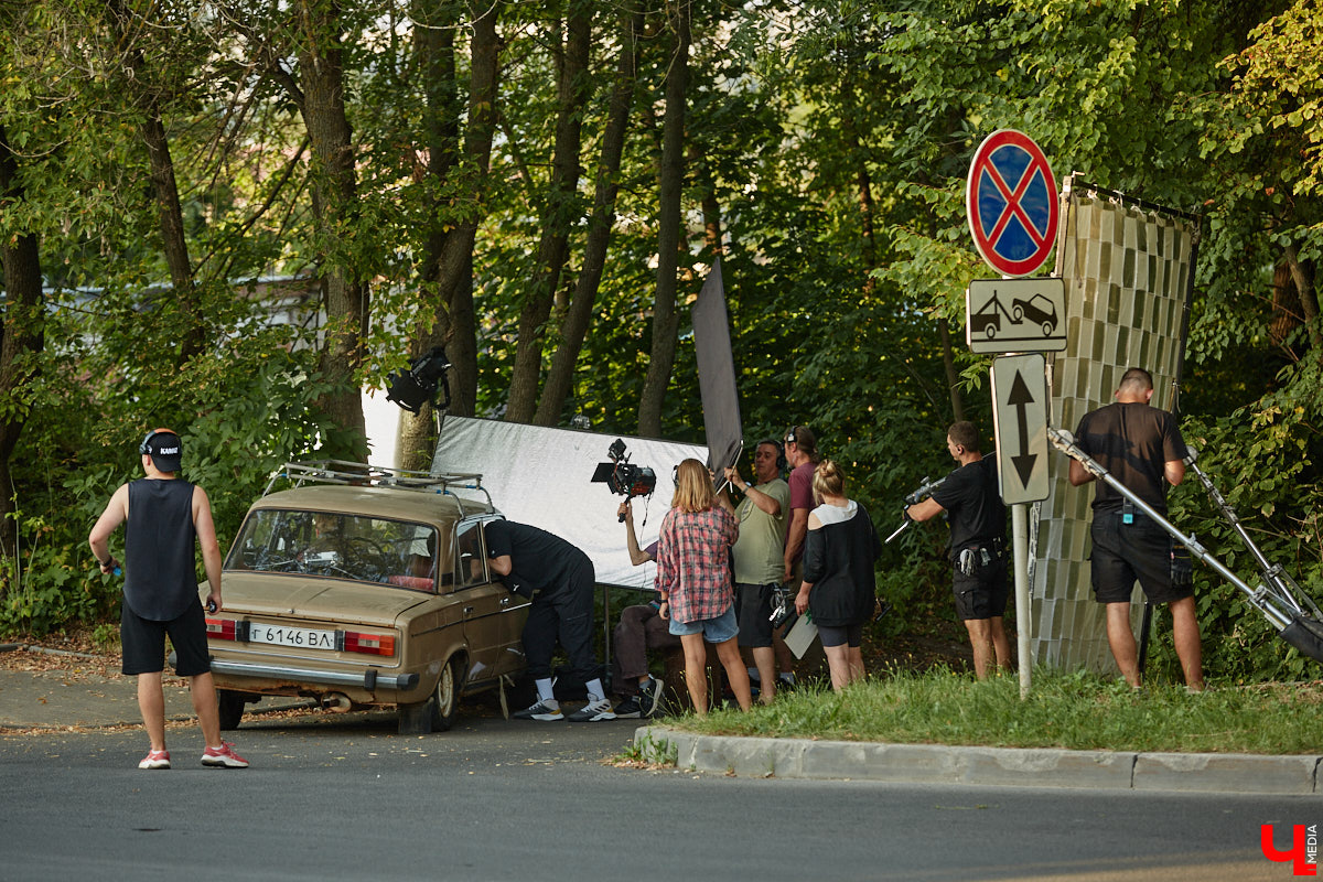 Они вернулись! Во Владимире началась работа над вторым сезоном нашумевшего сериала «Дети перемен». В конце года знакомые урбанистические пейзажи с царящей на них атмосферой 90-х вновь покажут на экранах ТВ. Ну а пока смотрите наш фоторепортаж со съемок на улицах города.