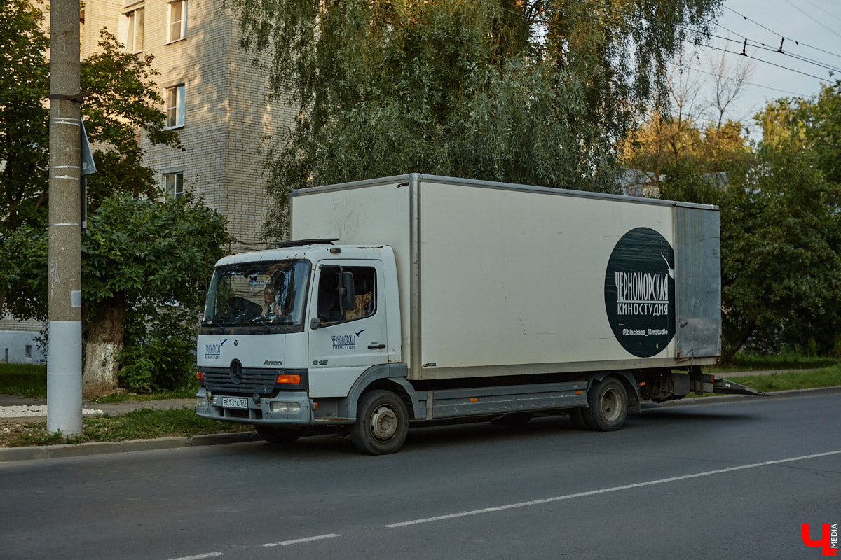 Они вернулись! Во Владимире началась работа над вторым сезоном нашумевшего сериала «Дети перемен». В конце года знакомые урбанистические пейзажи с царящей на них атмосферой 90-х вновь покажут на экранах ТВ. Ну а пока смотрите наш фоторепортаж со съемок на улицах города.