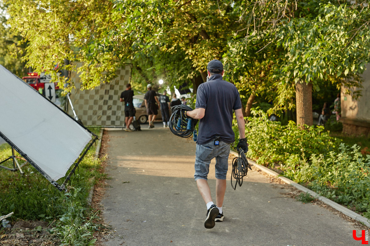Они вернулись! Во Владимире началась работа над вторым сезоном нашумевшего сериала «Дети перемен». В конце года знакомые урбанистические пейзажи с царящей на них атмосферой 90-х вновь покажут на экранах ТВ. Ну а пока смотрите наш фоторепортаж со съемок на улицах города.