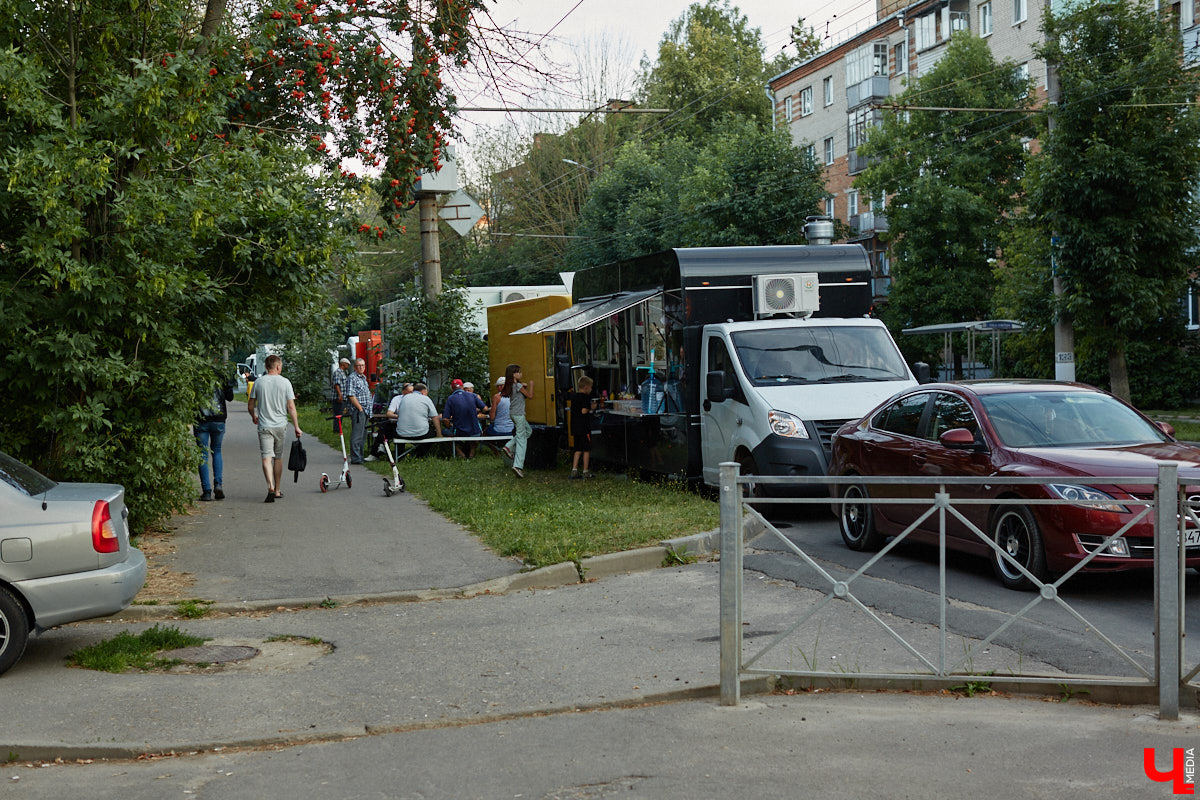 Они вернулись! Во Владимире началась работа над вторым сезоном нашумевшего сериала «Дети перемен». В конце года знакомые урбанистические пейзажи с царящей на них атмосферой 90-х вновь покажут на экранах ТВ. Ну а пока смотрите наш фоторепортаж со съемок на улицах города.