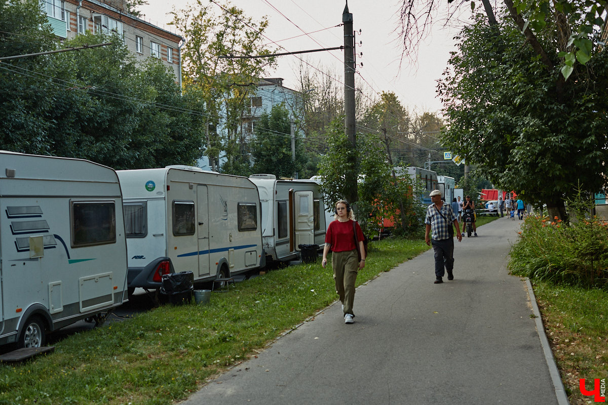 Они вернулись! Во Владимире началась работа над вторым сезоном нашумевшего сериала «Дети перемен». В конце года знакомые урбанистические пейзажи с царящей на них атмосферой 90-х вновь покажут на экранах ТВ. Ну а пока смотрите наш фоторепортаж со съемок на улицах города.