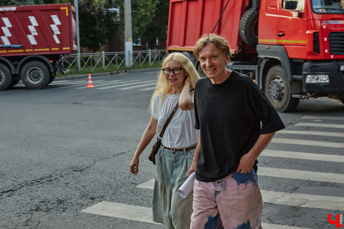 Они вернулись! Во Владимире началась работа над вторым сезоном нашумевшего сериала «Дети перемен». В конце года знакомые урбанистические пейзажи с царящей на них атмосферой 90-х вновь покажут на экранах ТВ. Ну а пока смотрите наш фоторепортаж со съемок на улицах города.