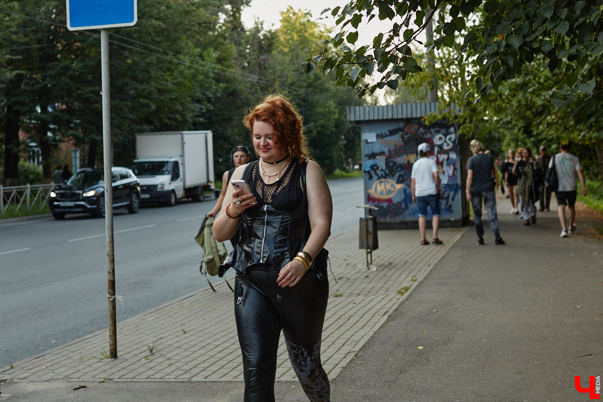 Они вернулись! Во Владимире началась работа над вторым сезоном нашумевшего сериала «Дети перемен». В конце года знакомые урбанистические пейзажи с царящей на них атмосферой 90-х вновь покажут на экранах ТВ. Ну а пока смотрите наш фоторепортаж со съемок на улицах города.