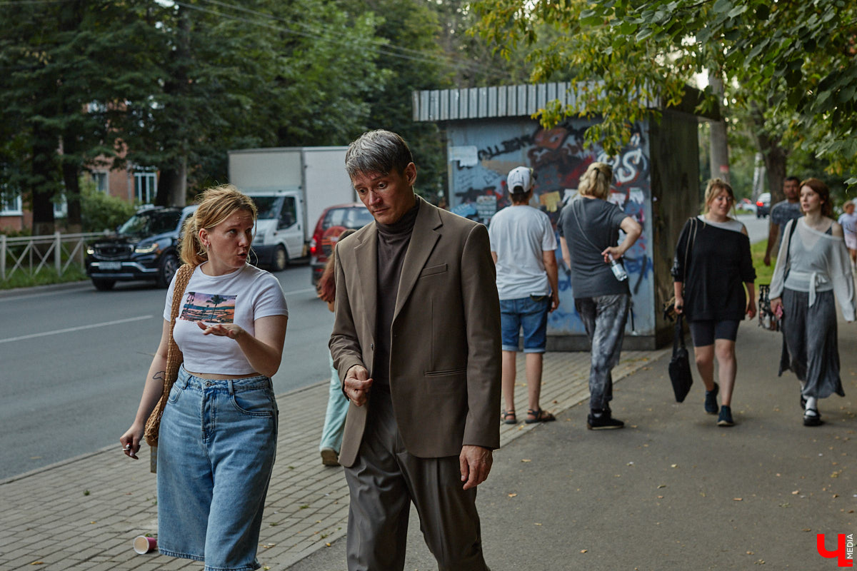 Они вернулись! Во Владимире началась работа над вторым сезоном нашумевшего сериала «Дети перемен». В конце года знакомые урбанистические пейзажи с царящей на них атмосферой 90-х вновь покажут на экранах ТВ. Ну а пока смотрите наш фоторепортаж со съемок на улицах города.