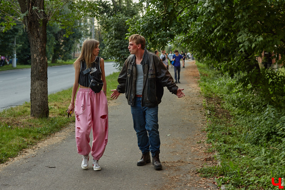 Они вернулись! Во Владимире началась работа над вторым сезоном нашумевшего сериала «Дети перемен». В конце года знакомые урбанистические пейзажи с царящей на них атмосферой 90-х вновь покажут на экранах ТВ. Ну а пока смотрите наш фоторепортаж со съемок на улицах города.