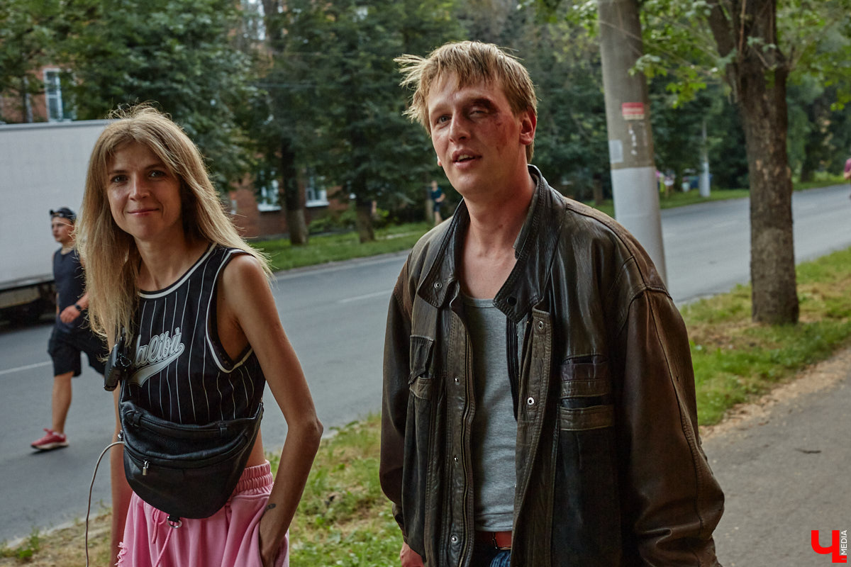 Они вернулись! Во Владимире началась работа над вторым сезоном нашумевшего сериала «Дети перемен». В конце года знакомые урбанистические пейзажи с царящей на них атмосферой 90-х вновь покажут на экранах ТВ. Ну а пока смотрите наш фоторепортаж со съемок на улицах города.