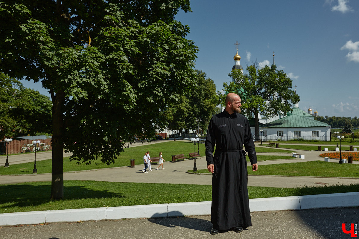 Участники мужского хора Спасо-Евфимиева монастыря — личности медийные. Они и в передаче на Первом канале были, и современные творческие проекты поддерживают. Сейчас их прекрасные песнопения летят над Каменкой в рамках фестиваля «Голоса Суздаля», и мы не упустили шанса поближе познакомиться с руководителем коллектива.