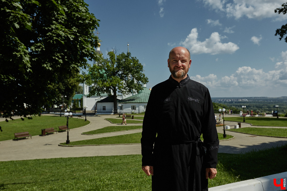 Участники мужского хора Спасо-Евфимиева монастыря — личности медийные. Они и в передаче на Первом канале были, и современные творческие проекты поддерживают. Сейчас их прекрасные песнопения летят над Каменкой в рамках фестиваля «Голоса Суздаля», и мы не упустили шанса поближе познакомиться с руководителем коллектива.