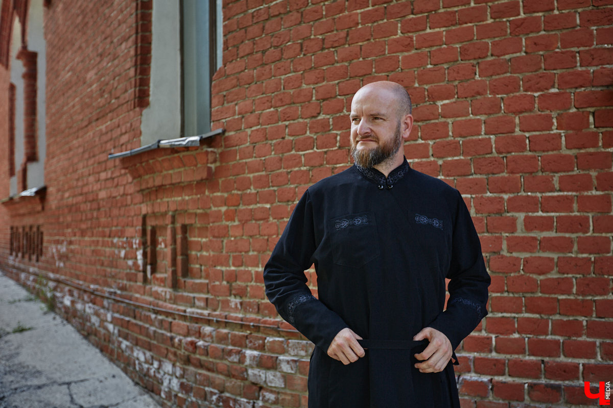 Участники мужского хора Спасо-Евфимиева монастыря — личности медийные. Они и в передаче на Первом канале были, и современные творческие проекты поддерживают. Сейчас их прекрасные песнопения летят над Каменкой в рамках фестиваля «Голоса Суздаля», и мы не упустили шанса поближе познакомиться с руководителем коллектива.