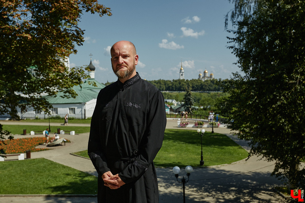 Участники мужского хора Спасо-Евфимиева монастыря — личности медийные. Они и в передаче на Первом канале были, и современные творческие проекты поддерживают. Сейчас их прекрасные песнопения летят над Каменкой в рамках фестиваля «Голоса Суздаля», и мы не упустили шанса поближе познакомиться с руководителем коллектива.