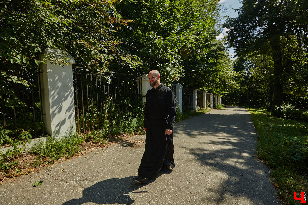 Участники мужского хора Спасо-Евфимиева монастыря — личности медийные. Они и в передаче на Первом канале были, и современные творческие проекты поддерживают. Сейчас их прекрасные песнопения летят над Каменкой в рамках фестиваля «Голоса Суздаля», и мы не упустили шанса поближе познакомиться с руководителем коллектива.