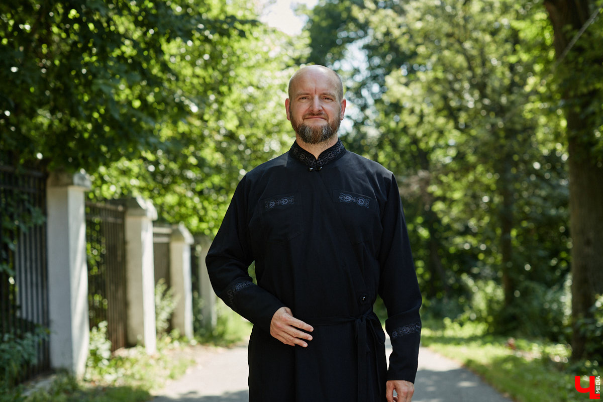 Участники мужского хора Спасо-Евфимиева монастыря — личности медийные. Они и в передаче на Первом канале были, и современные творческие проекты поддерживают. Сейчас их прекрасные песнопения летят над Каменкой в рамках фестиваля «Голоса Суздаля», и мы не упустили шанса поближе познакомиться с руководителем коллектива.