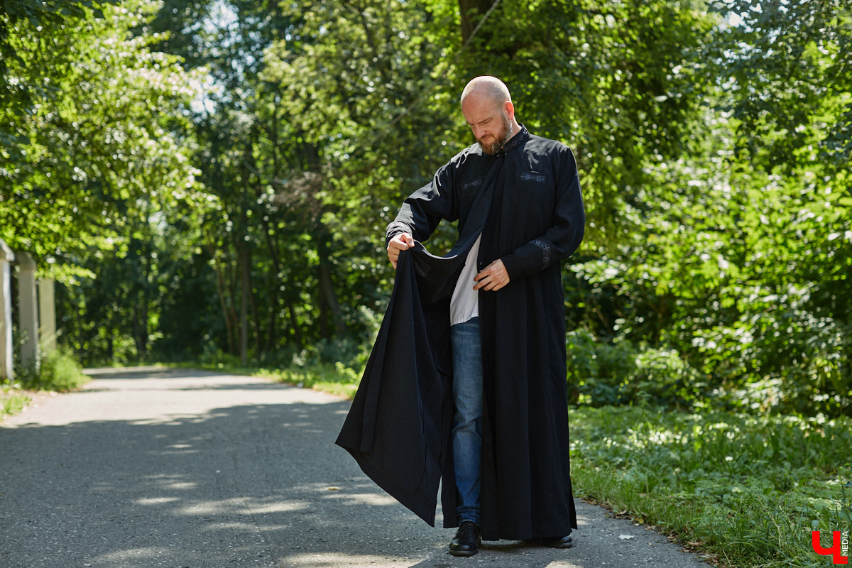 Участники мужского хора Спасо-Евфимиева монастыря — личности медийные. Они и в передаче на Первом канале были, и современные творческие проекты поддерживают. Сейчас их прекрасные песнопения летят над Каменкой в рамках фестиваля «Голоса Суздаля», и мы не упустили шанса поближе познакомиться с руководителем коллектива.