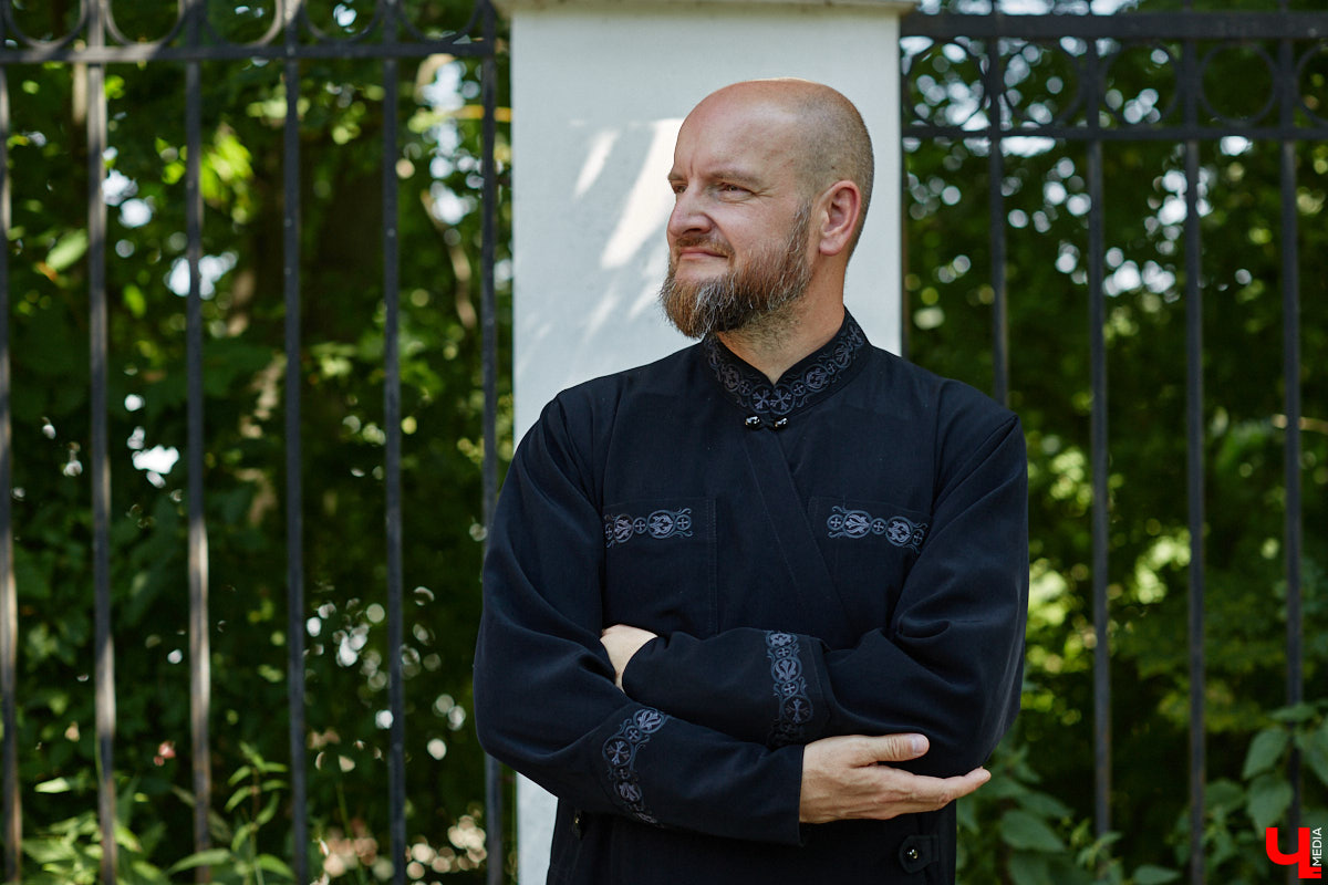 Участники мужского хора Спасо-Евфимиева монастыря — личности медийные. Они и в передаче на Первом канале были, и современные творческие проекты поддерживают. Сейчас их прекрасные песнопения летят над Каменкой в рамках фестиваля «Голоса Суздаля», и мы не упустили шанса поближе познакомиться с руководителем коллектива.