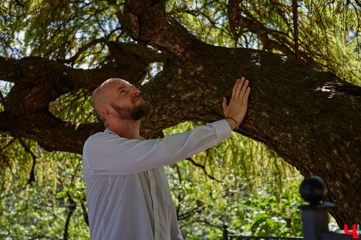 Участники мужского хора Спасо-Евфимиева монастыря — личности медийные. Они и в передаче на Первом канале были, и современные творческие проекты поддерживают. Сейчас их прекрасные песнопения летят над Каменкой в рамках фестиваля «Голоса Суздаля», и мы не упустили шанса поближе познакомиться с руководителем коллектива.