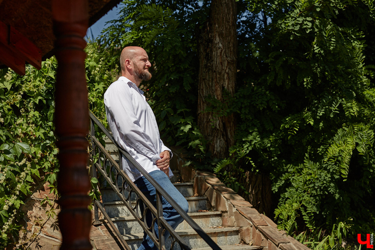 Участники мужского хора Спасо-Евфимиева монастыря — личности медийные. Они и в передаче на Первом канале были, и современные творческие проекты поддерживают. Сейчас их прекрасные песнопения летят над Каменкой в рамках фестиваля «Голоса Суздаля», и мы не упустили шанса поближе познакомиться с руководителем коллектива.