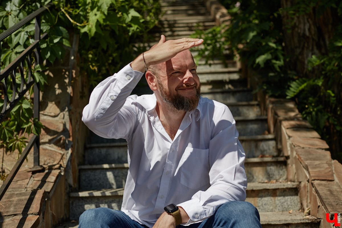 Участники мужского хора Спасо-Евфимиева монастыря — личности медийные. Они и в передаче на Первом канале были, и современные творческие проекты поддерживают. Сейчас их прекрасные песнопения летят над Каменкой в рамках фестиваля «Голоса Суздаля», и мы не упустили шанса поближе познакомиться с руководителем коллектива.