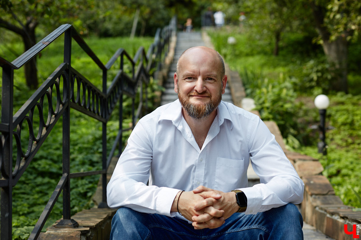 Участники мужского хора Спасо-Евфимиева монастыря — личности медийные. Они и в передаче на Первом канале были, и современные творческие проекты поддерживают. Сейчас их прекрасные песнопения летят над Каменкой в рамках фестиваля «Голоса Суздаля», и мы не упустили шанса поближе познакомиться с руководителем коллектива.