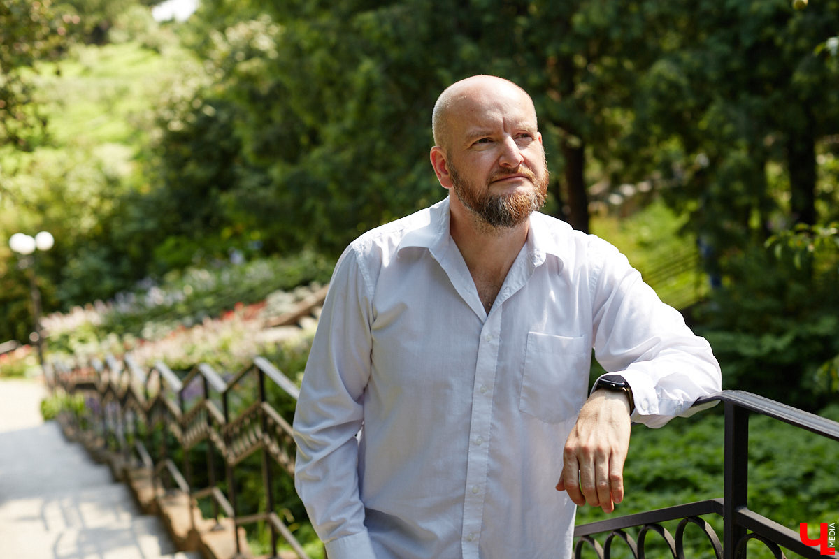 Участники мужского хора Спасо-Евфимиева монастыря — личности медийные. Они и в передаче на Первом канале были, и современные творческие проекты поддерживают. Сейчас их прекрасные песнопения летят над Каменкой в рамках фестиваля «Голоса Суздаля», и мы не упустили шанса поближе познакомиться с руководителем коллектива.