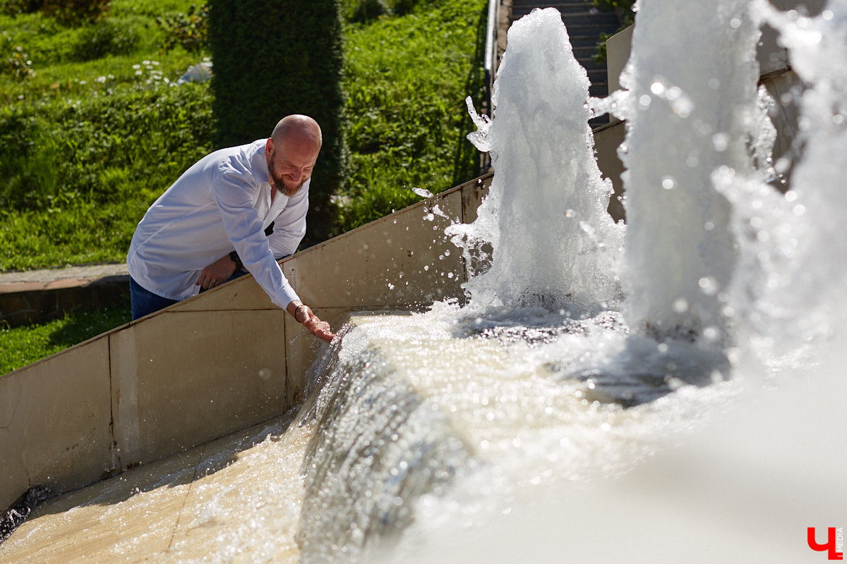 Участники мужского хора Спасо-Евфимиева монастыря — личности медийные. Они и в передаче на Первом канале были, и современные творческие проекты поддерживают. Сейчас их прекрасные песнопения летят над Каменкой в рамках фестиваля «Голоса Суздаля», и мы не упустили шанса поближе познакомиться с руководителем коллектива.
