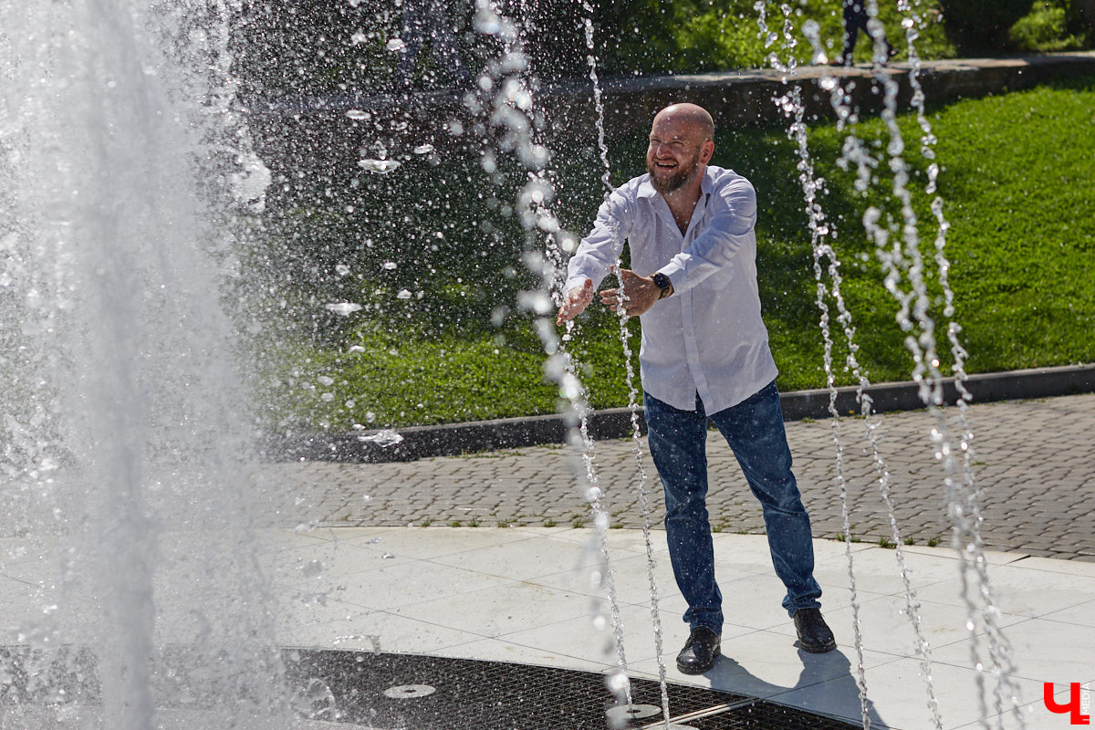 Участники мужского хора Спасо-Евфимиева монастыря — личности медийные. Они и в передаче на Первом канале были, и современные творческие проекты поддерживают. Сейчас их прекрасные песнопения летят над Каменкой в рамках фестиваля «Голоса Суздаля», и мы не упустили шанса поближе познакомиться с руководителем коллектива.