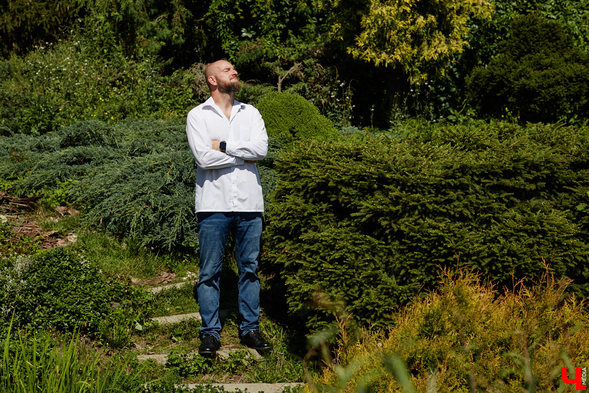 Участники мужского хора Спасо-Евфимиева монастыря — личности медийные. Они и в передаче на Первом канале были, и современные творческие проекты поддерживают. Сейчас их прекрасные песнопения летят над Каменкой в рамках фестиваля «Голоса Суздаля», и мы не упустили шанса поближе познакомиться с руководителем коллектива.